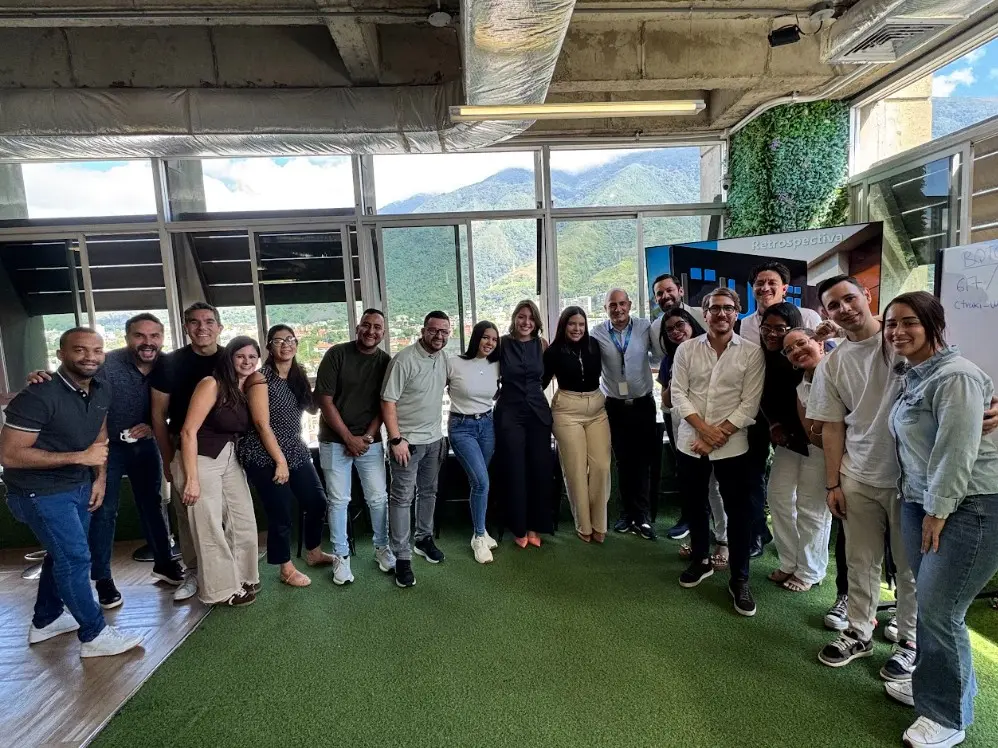 Equipo de Ubii Pagos después de una jornada de trabajo con AI Estrategia.